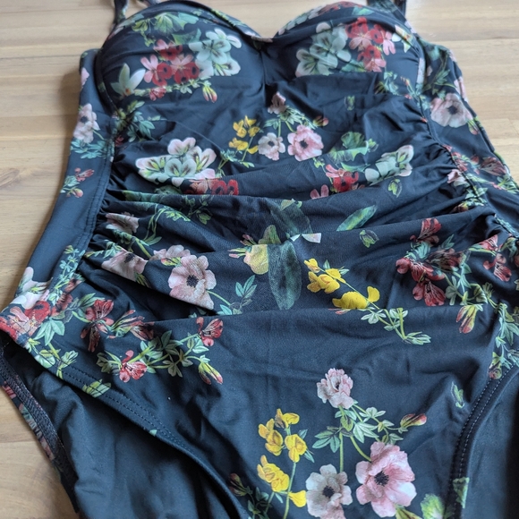 Nip Tuck Swimsuit (Sz 8) - Picture 4 of 8